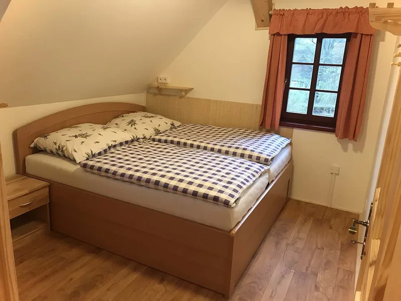 Ložnice s dřevěným nábytkem