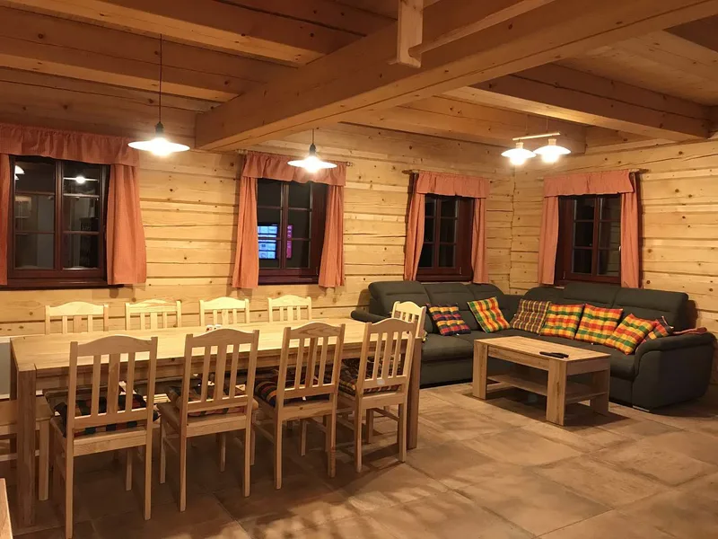 Jídelní stůl a obývací prostor