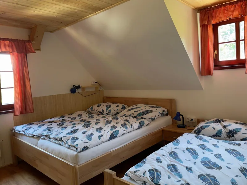 Postele v podkrovní ložnici