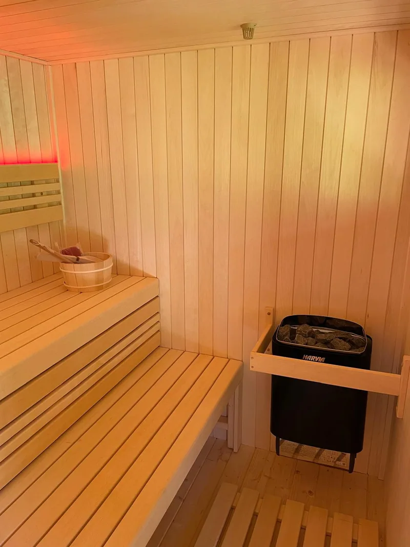 Dřevěné lavice uvnitř sauny