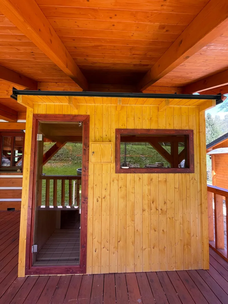 Dřevěná sauna na kryté terase